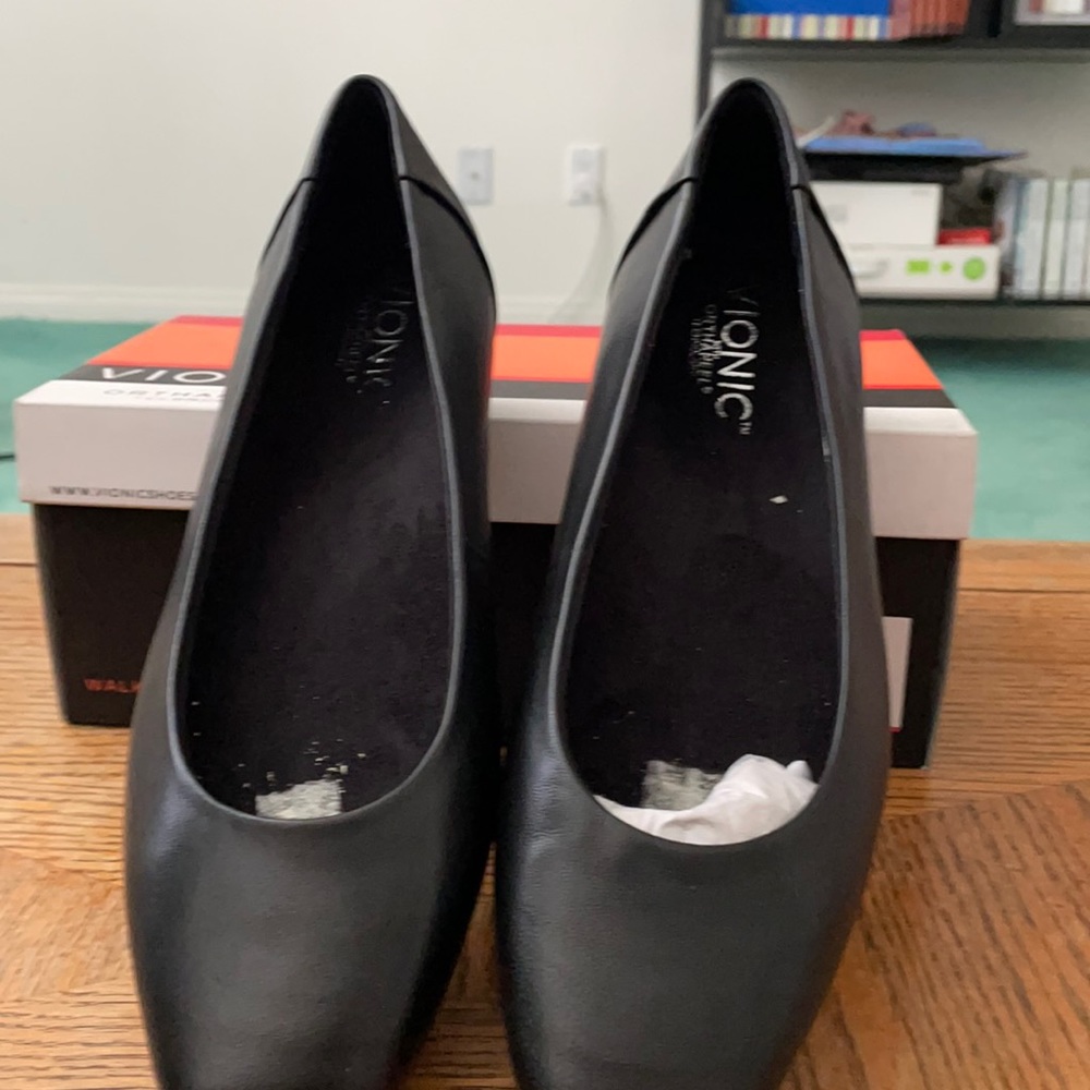 Vionic black flats
